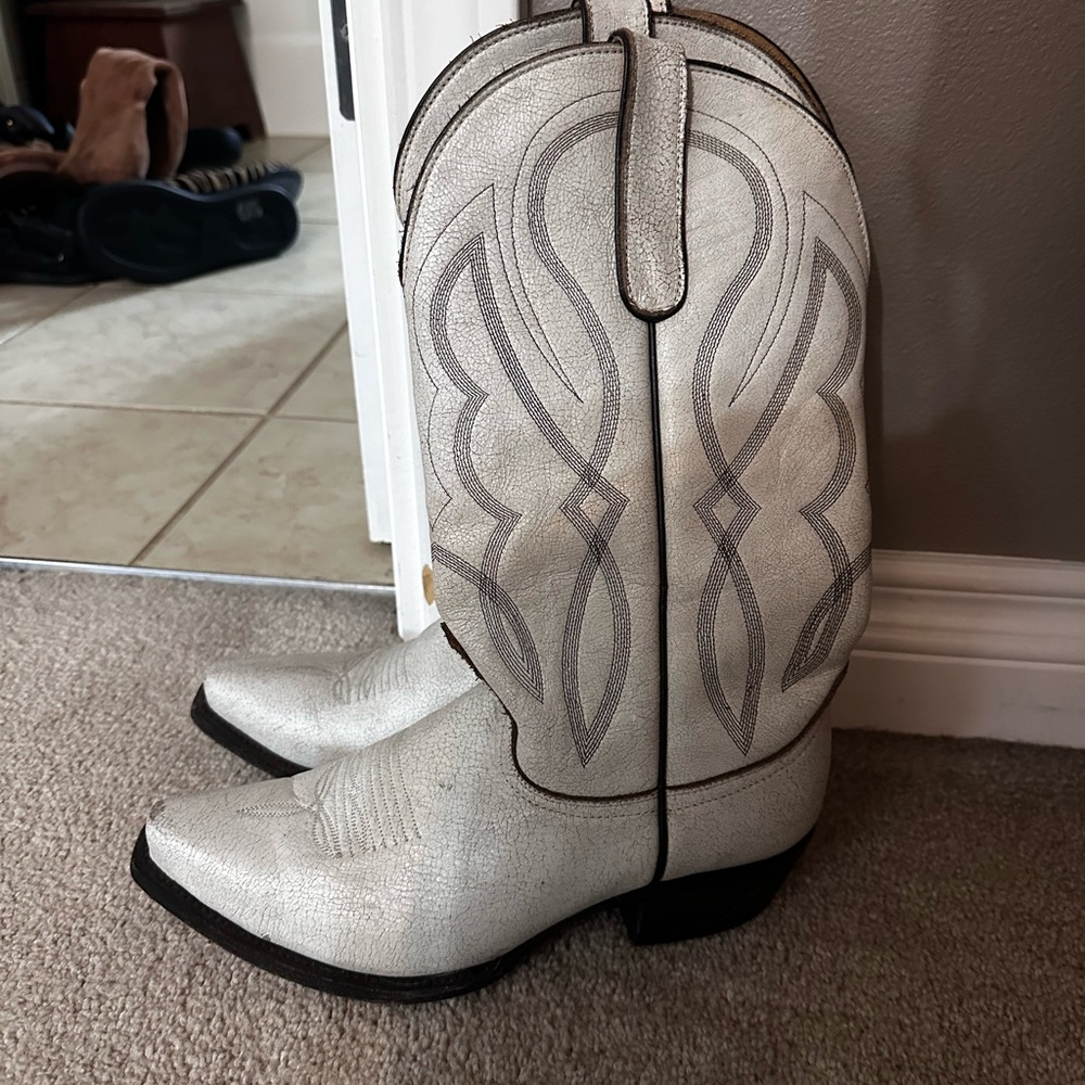 White Western Cowboy Boots with Embroidered Accents